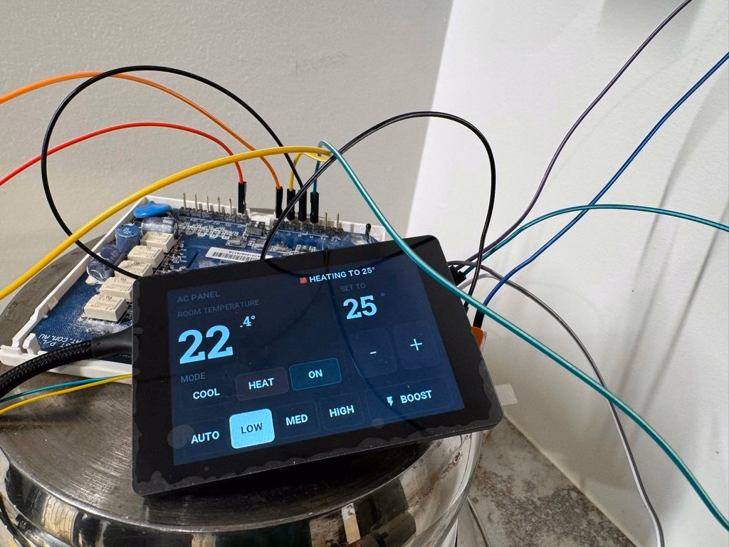 the panel showing 22.4 degrees, heating to 25